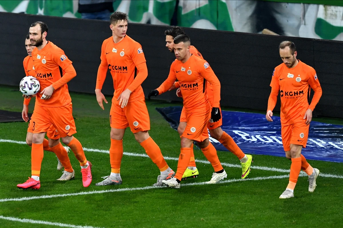 Remisem 4:4 zakończył się mecz KGHM Zagłębia Lubin z Lechią Gdańsk. Z trybun to spotkanie oglądało niewiele ponad dwa tysiące kibiców.