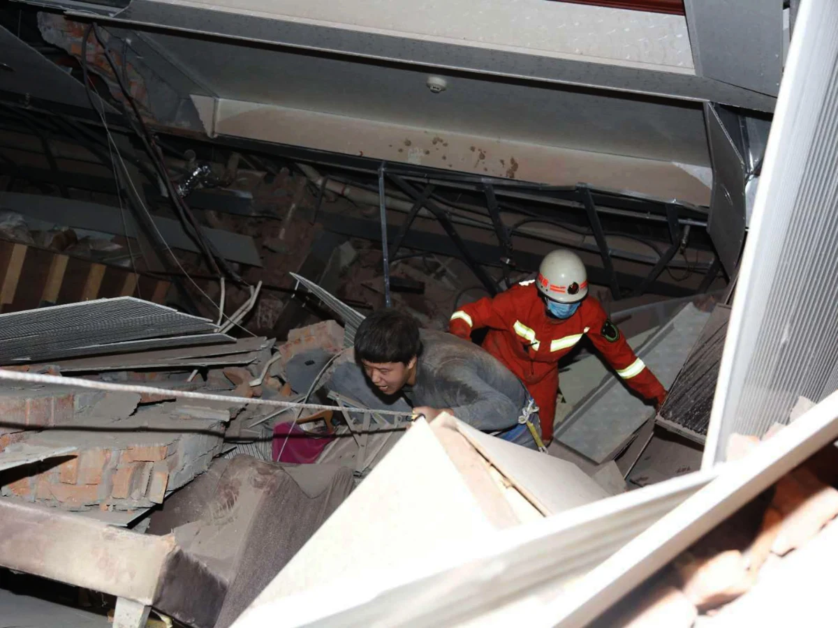 W sobotę w Quanzhou w Chinach zawalił się hotel, który był wykorzystywany jako miejsce kwarantanny dla osób mogących zarazić się koronawirusem. W katastrofie zginęło co najmniej 10 osób, na miejscu trwa akcja ratunkowa.