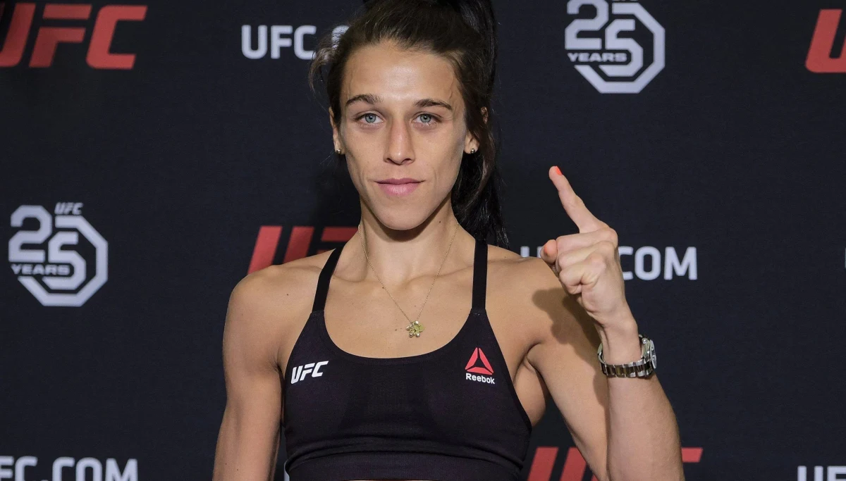 Joanna Jędrzejczyk nie odzyskała mistrzowskiego pasa UFC w wadze słomkowej. Po emocjonujących pięciu rundach walki sędziowie niejednogłośnie orzekli zwycięstwo Chinki Weili Zhang. Polka pod koniec starcia miała bardzo widoczne obrażenia twarzy. 