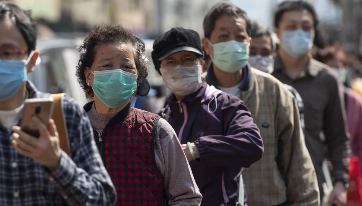 Chińskie władze od końca grudnia 2019 roku blokowały w mediach społecznościowych informacje na temat koronawirusa Covid-19, uniemożliwiając wymianę informacji także lekarzom - wynika z raportu ośrodka Citizen Lab z Toronto. 