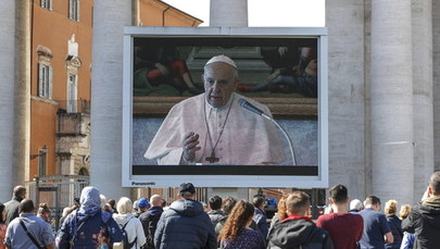 Papież Franciszek modli się za chorych z powodu koronawirusa