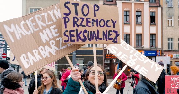 Pod hasłem "Wierzymy kobietom!" w Katowicach odbyła się XII Śląska Manifa. "Chcemy lekarzy, nie misjonarzy", "Moje ciało moja sprawa!", "Dwa etaty, pół wypłaty, nie załatwią tego kwiaty" – skandowały jej uczestniczki. Widoczne były też tabliczki z napisami takimi jak m.in.: "Stop przemocy!", "Siostry idziemy po władzę!" i "Śląsk potrzebuje feminizmu".
