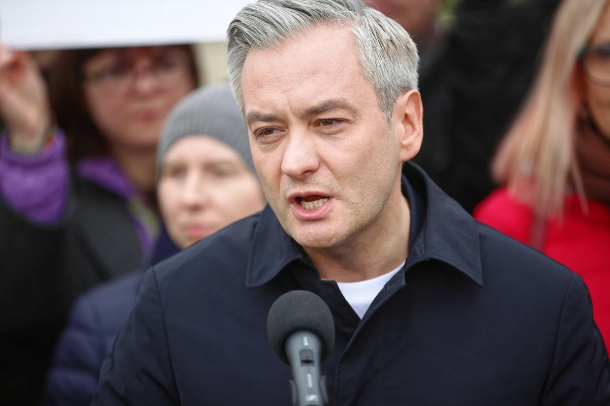 "Prezydent Duda i jego partia polityczna - PiS zauważyli, że nastroje społeczne pokazują jasno i wyraźnie: nie ma akceptacji dla wspierania partyjnej telewizji, nie ma akceptacji dla wspierania tak dużymi środkami telewizji, która często dzieli, szczuje, która nie przekazuje rzetelnych informacji, a często manipuluje" – mówił w Krakowie Robert Biedroń – kandydat Lewicy na prezydenta. "W związku z tym ta histeria i panika w obozie PiS-u i prezydenta Dudy. On przegra te wybory" - dodał.