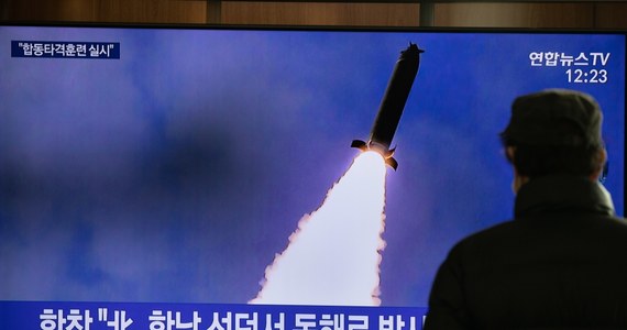 Korea Północna wystrzeliła w poniedziałek ze swojego wschodniego wybrzeża trzy niezidentyfikowane pociski - poinformował Komitet Szefów Sztabów sił zbrojnych Korei Południowej.W opublikowanym komunikacie stwierdzono, że pociski zostały wystrzelone z nadmorskiego miasta Sondok, w prowincji Południowy Hamgyong, skąd już przeprowadzano w ubiegłym roku testy rakietowe. Znajduje się tam m. in. lotnisko wojskowe.