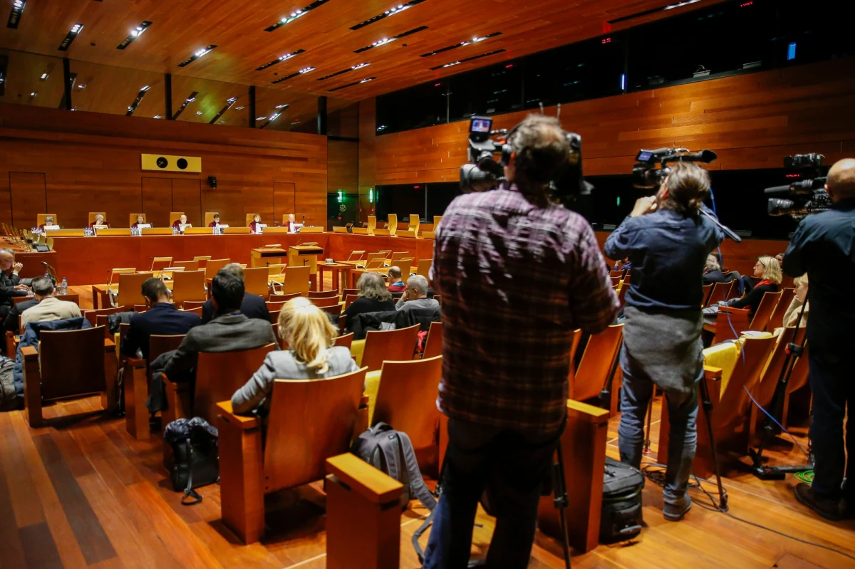 Przed unijnym trybunałem w Luksemburgu odbyła się rozprawa w sprawie wniosku Komisji Europejskiej o zawieszenie działalności Izby Dyscyplinarnej Sądu Najwyższego. Chodzi o tzw. środek tymczasowy zabezpieczający, który ma zamrozić obowiązujące już sporne zapisy systemu dyscyplinującego sędziów do czasu wydania ostatecznego orzeczenia. 