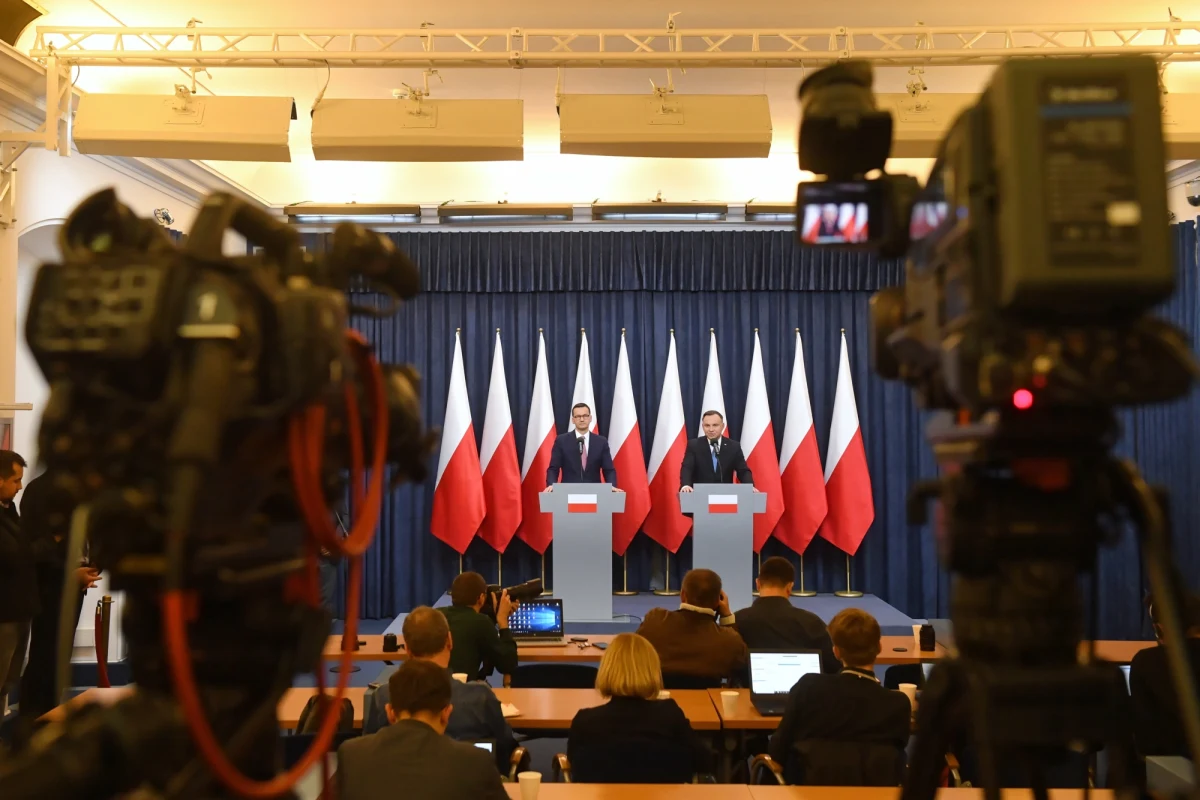 Kandydat na prezydenta Szymon Hołownia w wywiadzie dla poniedziałkowej "Rzeczpospolitej" podkreśla, że wyobraża sobie współpracę z PiS. Nie ma planu, by wycofać się przed I turą wyborów, w razie niesprzyjających mu sondaży.