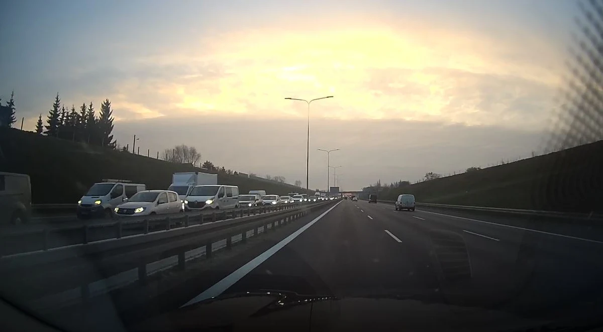 Jedna osoba została ranna w wypadku na A2 Września – Poznań, pomiędzy węzłami: Poznań Luboń a  Poznań Krzesiny. Informację i film dostaliśmy na Gorącą Linię RMF FM. 