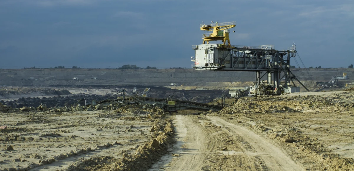W Tomisławicach w woj. wielkopolskim trwa protest aktywistek. 11 kobiet zablokowało pracę koparki powiększającej teren kopalni węgla brunatnego.