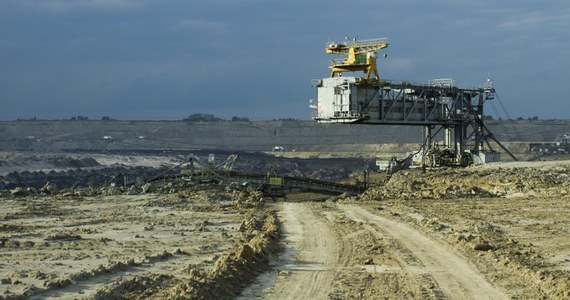W Tomisławicach w woj. wielkopolskim trwa protest aktywistek. 11 kobiet zablokowało pracę koparki powiększającej teren kopalni węgla brunatnego.