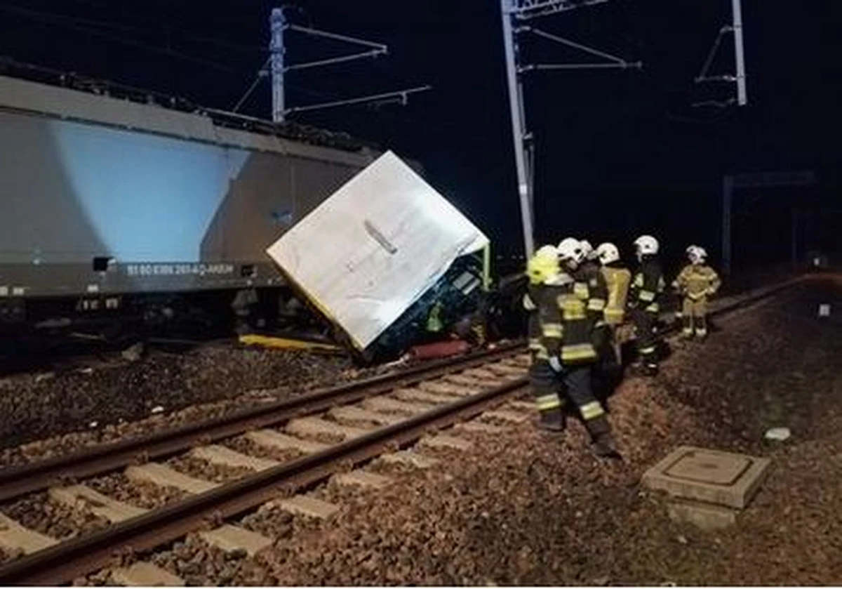 Do tragicznego wypadku doszło w poniedziałek rano na torach w Szymankowie na odcinku Malbork - Tczew w Pomorskiem. Informację dostaliśmy na Gorącą Linię RMF FM. W wypadku zginęły dwie osoby. 