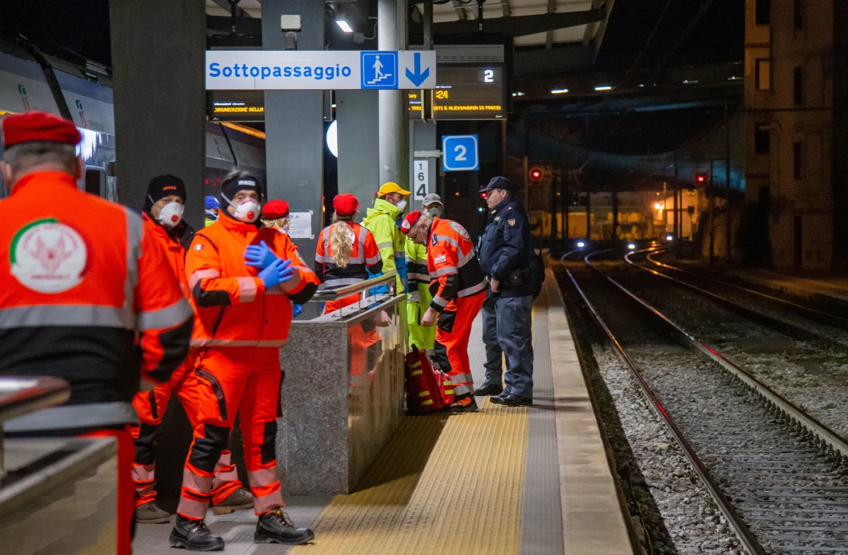 "To nasz mroczny czas, ale poradzimy sobie" - powiedział premier Włoch Giuseppe Conte odnosząc się do kryzysu z koronawirusem w roli głównej. W poniedziałkowym wywiadzie dla dziennika "La Repubblica" szef rządu zaznaczył, że jest zdeterminowany, by chronić obywateli. Ujawnił, że poddał się testowi na obecność koronawirusa i że wynik był negatywny.