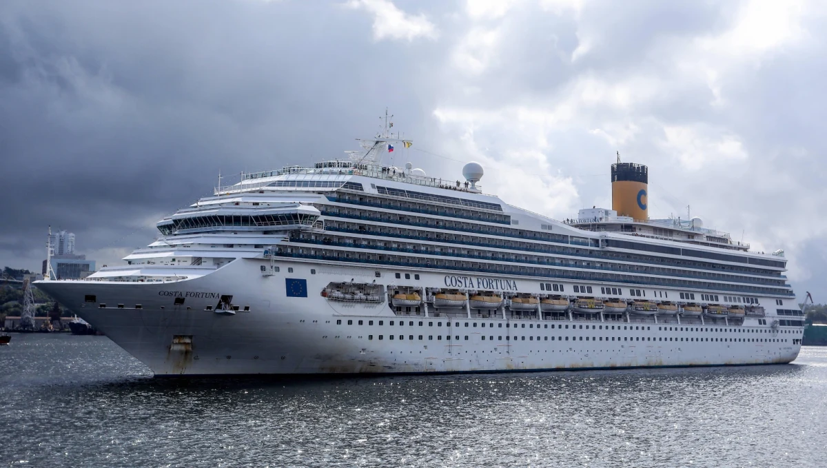 Niewpuszczony do Malezji i Tajlandii wycieczkowiec Costa Fortuna zawinie do portu w Singapurze we wtorek, a lekarz sprawdzi stan zdrowia pasażerów przed ich zejściem na ląd – poinformowały w poniedziałek singapurskie władze. Na statku przebywa 105 Polaków.