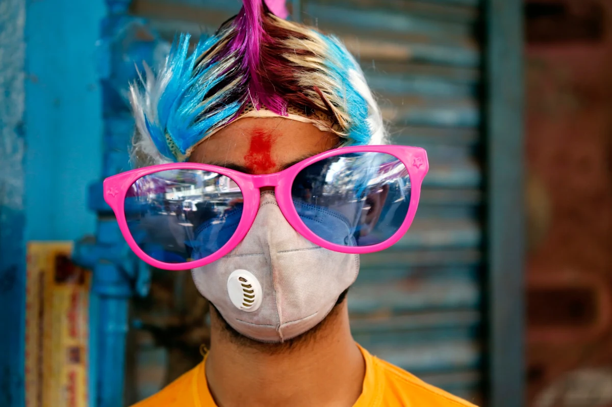 Według Światowej Organizacji Zdrowia, jeśli epidemia koronawirusa wygaśnie latem, to będzie to prezent od losu. Nie należy jednak na to liczyć. To oznacza, że świat stanął przed wyzwaniem daleko większym, niż pochłaniająca znacznie więcej ofiar grypa, która ma charakter sezonowy. Nasze życie będzie się musiało zmienić na stałe. Bez paniki, ale też bez zbędnych złudzeń.