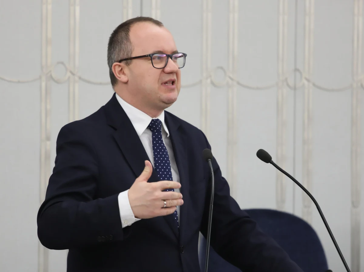 Rzecznik Praw Obywatelskich skierował do Prezesa Urzędu Ochrony Danych Osobowych wniosek, zmierzający do zablokowania jednego z przepisów tzw. ustawy represyjnej. Chodzi o obowiązek ujawniania przez sędziów i prokuratorów członkostwa w stowarzyszeniach i funkcjach, pełnionych w fundacjach. Zdaniem RPO sam jego wniosek uruchamia procedurę PUODO w tej sprawie.