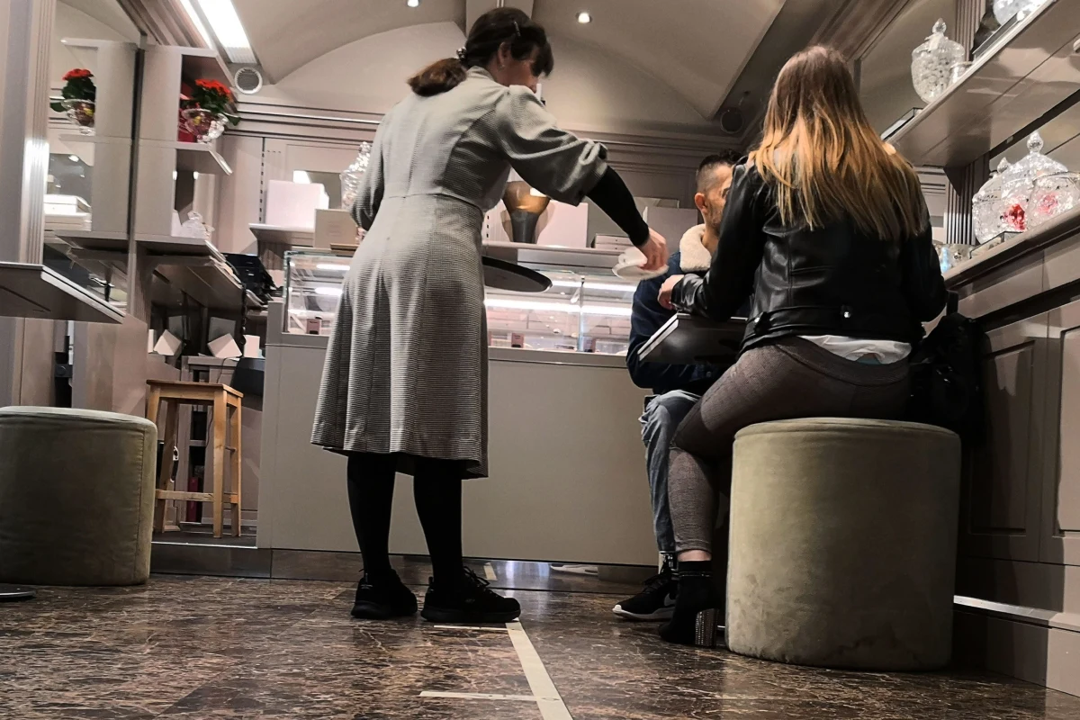 Wirusolog ze szpitala zakaźnego w Mediolanie profesor Massimo Galli zaapelował, by zamknąć wszystkie lokale gastronomiczne w całych Włoszech. Ostrzegł, że w przeciwnym razie młodzież prowadząca życie towarzyskie będzie zarażać koronawirusem osoby starsze.