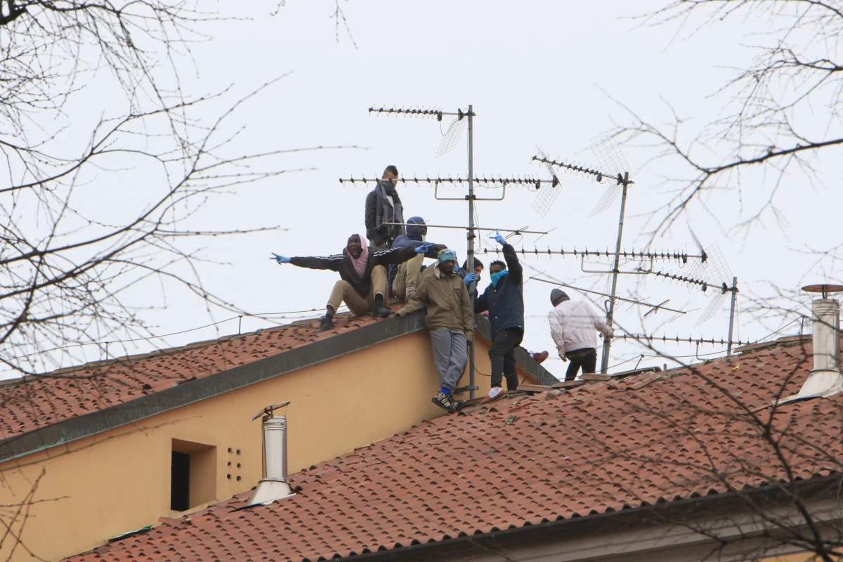 W wielu więzieniach we Włoszech wybuchł bunt z powodu wprowadzenia tam ograniczeń związanych z szerzeniem się koronawirusa. Chodzi głównie o zawieszenie wizyt. W Modenie z przedawkowania substancji uzależniających zmarło sześciu więźniów.