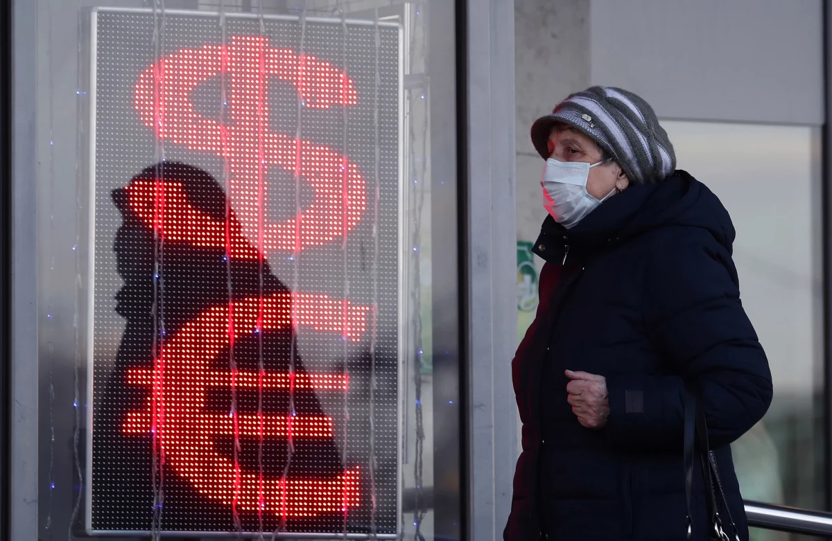 Ministerstwo finansów Rosji i bank centralny zareagowały na gwałtowne spadki cen ropy, które skutkowały osłabieniem rubla na światowym rynku walutowym. Resort finansów zapewnił, że ma wystarczające środki na rekompensatę spadków cen surowca.