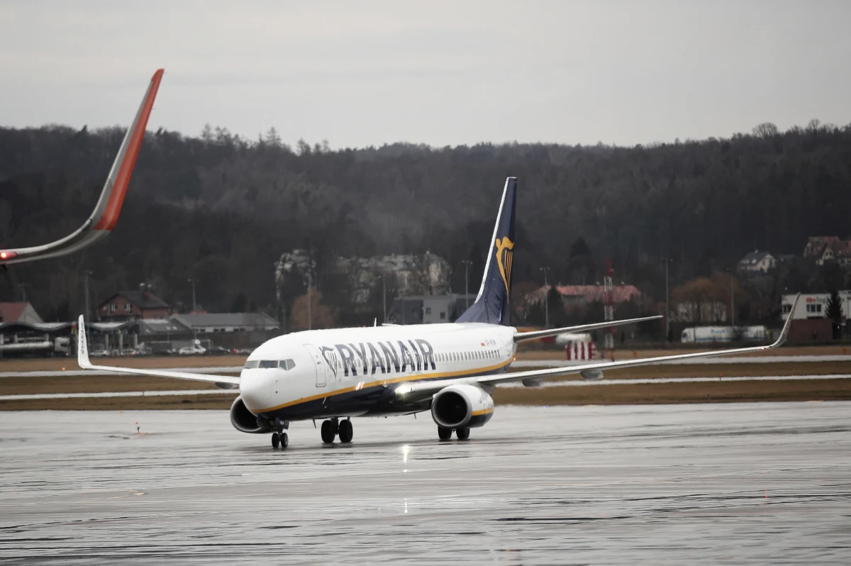 Od wtorku 10 marca od północy do środy 8 kwietnia do północy Ryanair zawiesi wszystkie loty krajowe z/do Mediolanu Bergamo, Mediolanu Malpensa, Wenecji, Parmy, Rimini oraz Treviso - podał przewoźnik. Ryanair zredukuje też liczbę lotów międzynarodowych z i do tych miast.