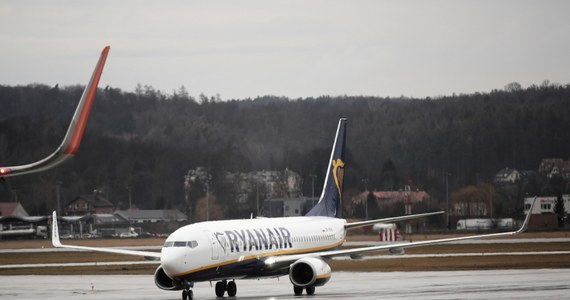 Od wtorku 10 marca od północy do środy 8 kwietnia do północy Ryanair zawiesi wszystkie loty krajowe z/do Mediolanu Bergamo, Mediolanu Malpensa, Wenecji, Parmy, Rimini oraz Treviso - podał przewoźnik. Ryanair zredukuje też liczbę lotów międzynarodowych z i do tych miast.