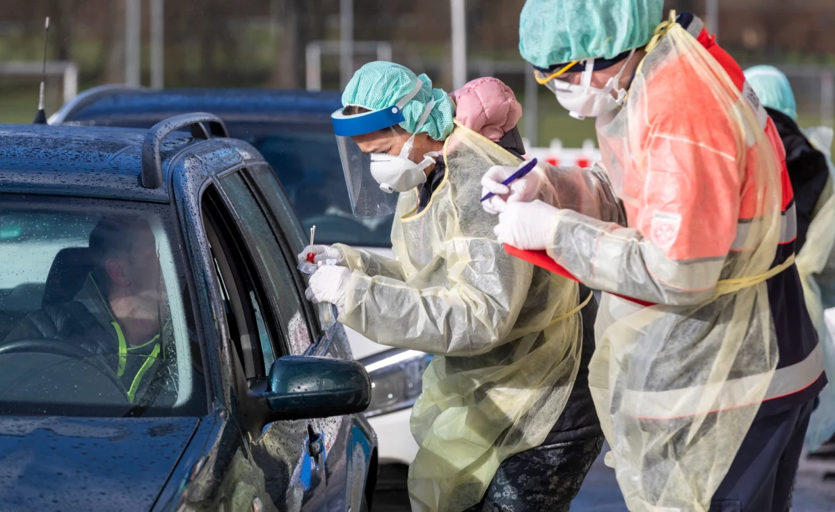 O pierwszych w Niemczech dwóch zgonach spowodowanych koronawirusem poinformowały władze miasta Essen i powiatu Heinsberg znajdujących się w kraju związkowym Nadrenia Północna-Westfalia na wschodzie kraju.