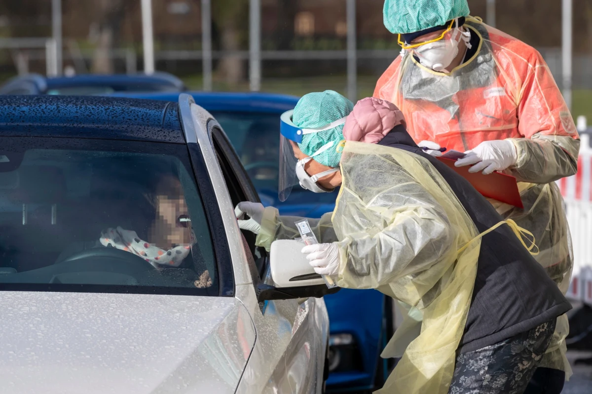 Indywidualne decyzje i działania w obliczu epidemii COVID-19 są równie ważne, jak te oficjalne, podejmowane przez władze państwowe - piszą w komentarzu w czasopiśmie "The Lancet" naukowcy z University of Oxford, Imperial College London i Utrecht University w Holandii. Badacze pod kierunkiem prof. Sir Roya Andersona i prof. Deirdre Hollingsworth przekonują, że kluczowe znaczenie dla minimalizacji ryzyka i ograniczenia tempa rozprzestrzeniania się epidemii ma to, do jakiego stopnia indywidualnie będziemy skłonni, by sugestii i zakazów służb państwowych przestrzegać.