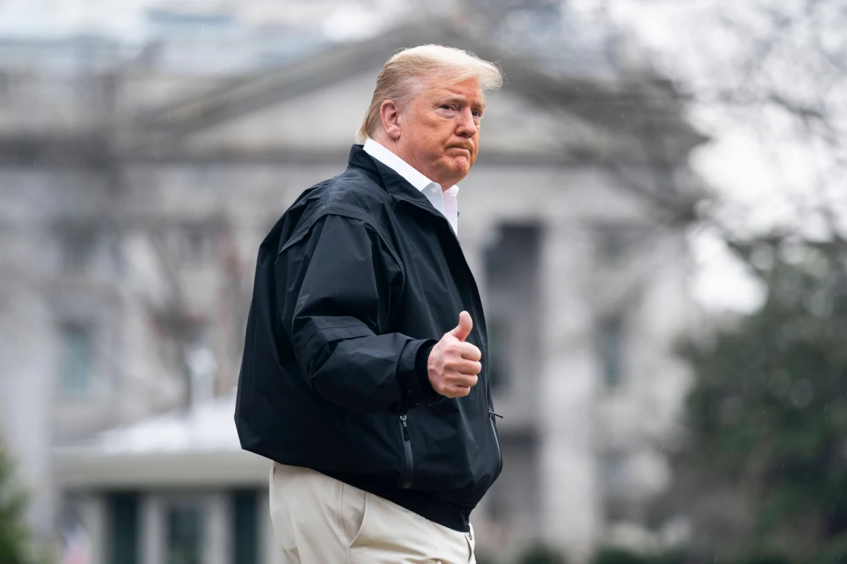 Wbrew apelom epidemiologów o unikanie tłumów i ograniczenie podawania rąk, prezydent USA Donald Trump podszedł do grupki swoich zwolenników na lotnisku w Orlando, ściskając dłonie części z nich. Przywódca USA nie podziela obaw, iż koronawirus stanowi znaczące zagrożenie dla zdrowia publicznego.