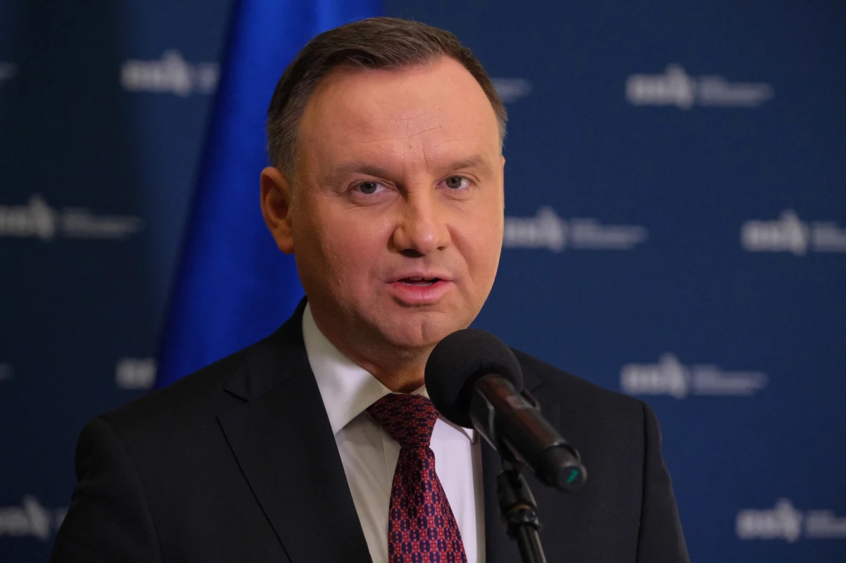 "Podjąłem decyzję, że nie będę organizował dużych spotkań w związku z moją kampanią prezydencką" - poinformował w poniedziałek wieczorem ubiegający się o reelekcję prezydent Andrzej Duda. "To są spotkania, na które przychodzą setki osób, ja jestem za to ogromnie wdzięczny, ale rzeczywiście (...) wydaje mi się, że ryzyko tego, że może dojść przez to do rozprzestrzenienia się koronawirusa jest zbyt wielkie" - dodał. "Ja nie chcę ludzi, którzy przychodzą na te spotkania narażać" - podkreślił prezydent.