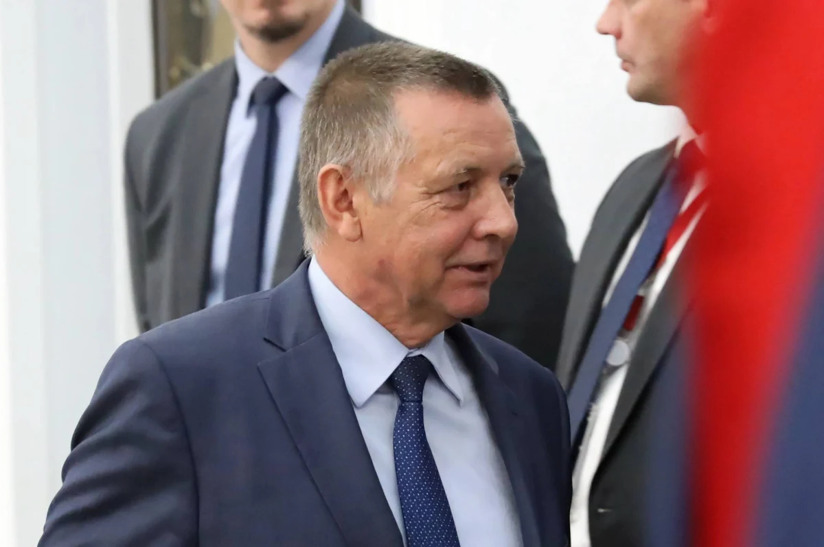 Prezes Najwyższej Izby Kontroli Marian Banaś w wywiadzie dla "Dziennika Gazety Prawnej" oświadczył, że nie złoży rezygnacji. Zapewnił, że przeszukania go nie przestraszyły i nadal zamierza być "niezależnym kontrolerem działalności organów administracji rządowej, NBP i innych państwowych jednostek organizacyjnych, w tym również TVP". W nieprawidłowościach w swoich oświadczeniach majątkowych mówił "drobne". Tematem rozmowy był także hotel w krakowskim Podgórzu. "W hotelu nocowało wielu polityków, ministrów, a nawet w głębokiej tajemnicy przez ponad pół roku pracował zespół tworzący nowy bank" - zdradził Banaś.