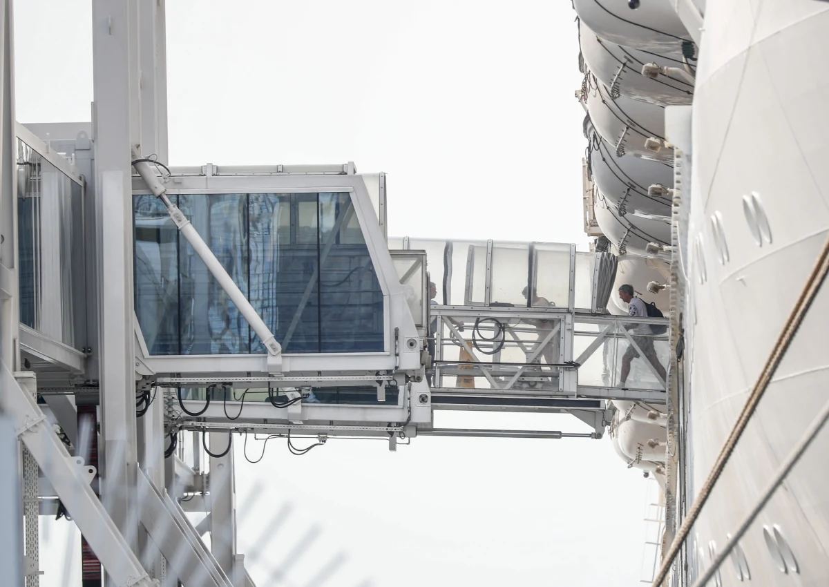 Pasażerowie niewpuszczonego wcześniej do Malezji i Tajlandii wycieczkowca Costa Fortuna, na którym przebywa ponad stu Polaków, zaczęli we wtorek schodzić na ląd w Singapurze. Pierwszą grupę zabrano autokarem na lotnisko – podały miejscowe media.