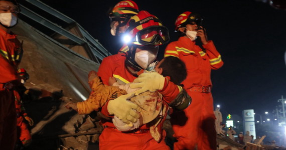 Do 20 wzrosła liczba ofiar śmiertelnych zawalenia się hotelu w mieście Quanzhou na południowym wschodzie Chin. Ratownicy wydobyli jednak z rumowiska po ponad 50 godzinach 10-letniego chłopca i jego matkę. Oboje żyją – podały chińskie media.