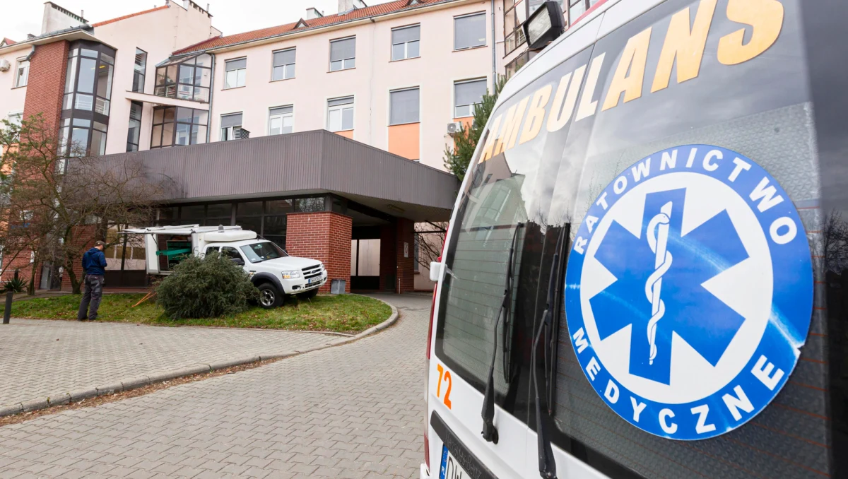 Zakażony koronawirusem 73-letni mężczyzna, który jest hospitalizowany w Wojewódzkim Szpitalu Specjalistycznym im. J. Gromkowskiego we Wrocławiu, nadal jest w ciężkim stanie – przekazała we wtorek  rzeczniczka szpitala Urszula Małecka.