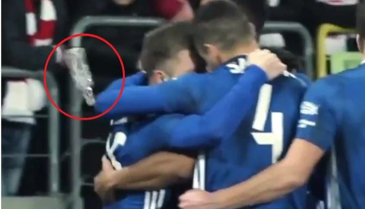 Policja zatrzymała mężczyznę, który podczas ostatnich derbów Krakowa, rzucił butelką w kapitana Wisły Jakuba Błaszczykowskiego. 