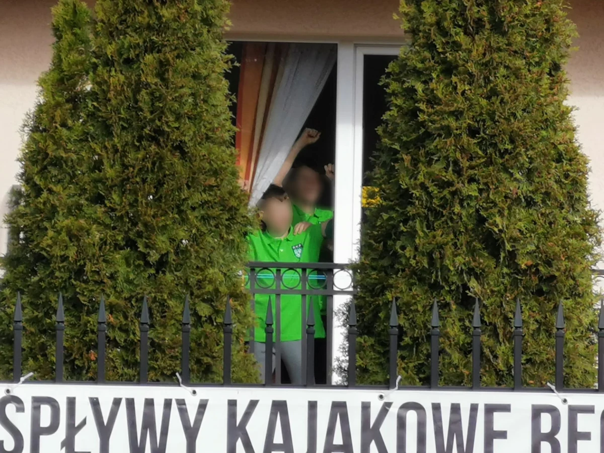 50 dzieci i ich opiekunowie zostali poddani kwarantannie w ośrodku w nadmorskim Dźwirzynie. Opiekunem grupy 10-latków okazał się syn zarażonego koronawirusem pacjenta z Raciborza. 