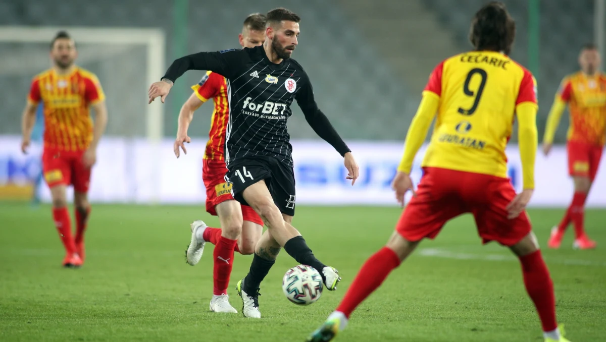 Mecze piłkarskiej Ekstraklasy będą się odbywać bez udziału publiczności – poinformował prezes Ekstraklasy S.A. Marcin Animucki. Taka decyzja zapadła w związku z epidemią koronawirusa.