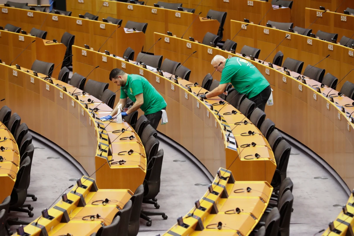 Komisja Europejska w związku z koronawirusem zapowiada kolejne wspólne zakupy artykułów brakujących na unijnych rynkach. Jak donosi dziennikarka RMF FM, w europarlamencie, na sali świecącej pustakami  unijna komisarz ds. zdrowia Stella Kyriakides ogłosiła kilka nowych działań podjętych w związku z epidemią. 