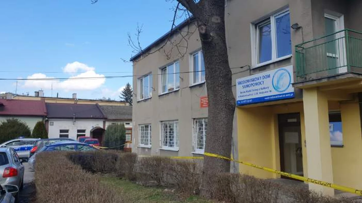 Atak nożownika w Wadowicach w Małopolsce. Mężczyzna rzucił się na dwie osoby w budynku przy ulicy Wojtyłów w centrum miasta. Informację dostaliśmy na Gorącą Linię RMF FM. 