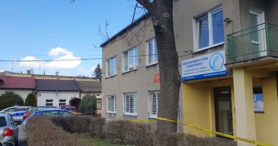 Atak nożownika w Wadowicach w Małopolsce. Mężczyzna rzucił się na dwie osoby w budynku przy ulicy Wojtyłów w centrum miasta. Informację dostaliśmy na Gorącą Linię RMF FM. 