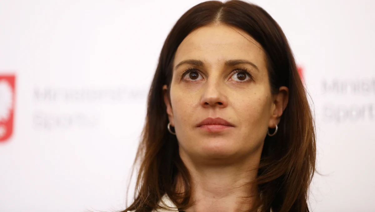 "Rekomendujemy odwoływanie wszystkich imprez sportowych, nie tylko masowych, ale i tych o mniejszym zasięgu, gdyż zdrowie zawodników jest najważniejsze" - poinformowała po spotkaniu z prezesami związków minister sportu Danuta Dmowska-Andrzejuk.