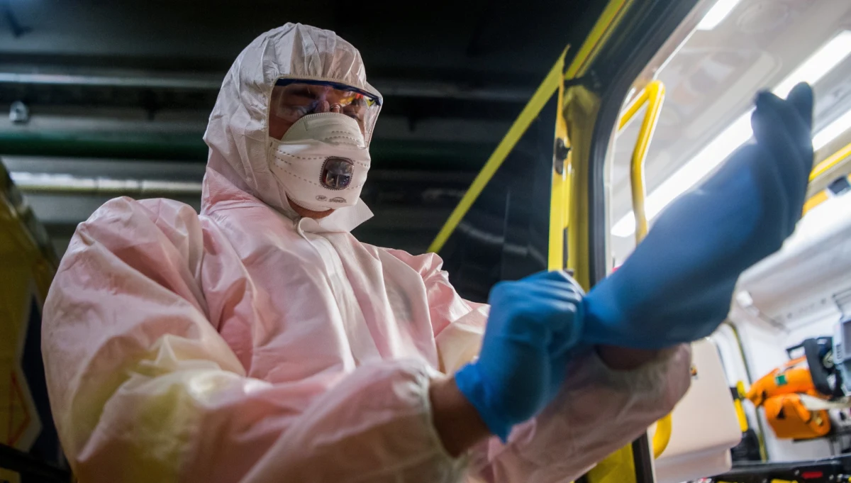 Brytyjscy naukowcy oferują po 3500 funtów dla 24 ochotników, którzy dadzą się zarazić mniej niebezpiecznymi odmianami koronawirusa. Ma to pomóc w opracowaniu szczepionki przeciw wirusowi, który na świecie spowodował już ponad 114 tys. zakażeń i ponad 4 tys. zgonów. 