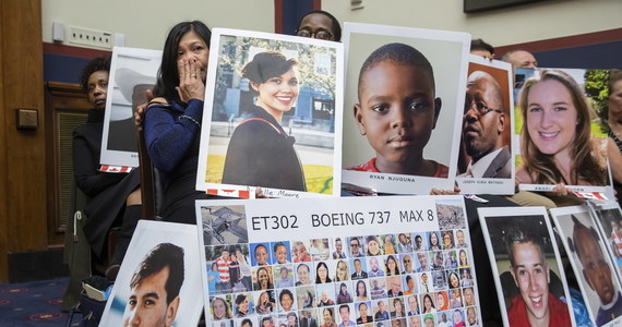 Błędne odczyty sensorów samolotu oraz działanie automatycznego systemu korekcji lotu były przyczyną śmierci 157 osób w katastrofie lotu ET302 rok temu - wynika z raportu etiopskich władz. Dokument sugeruje, że piloci byli bezradni wobec wadliwej maszyny.