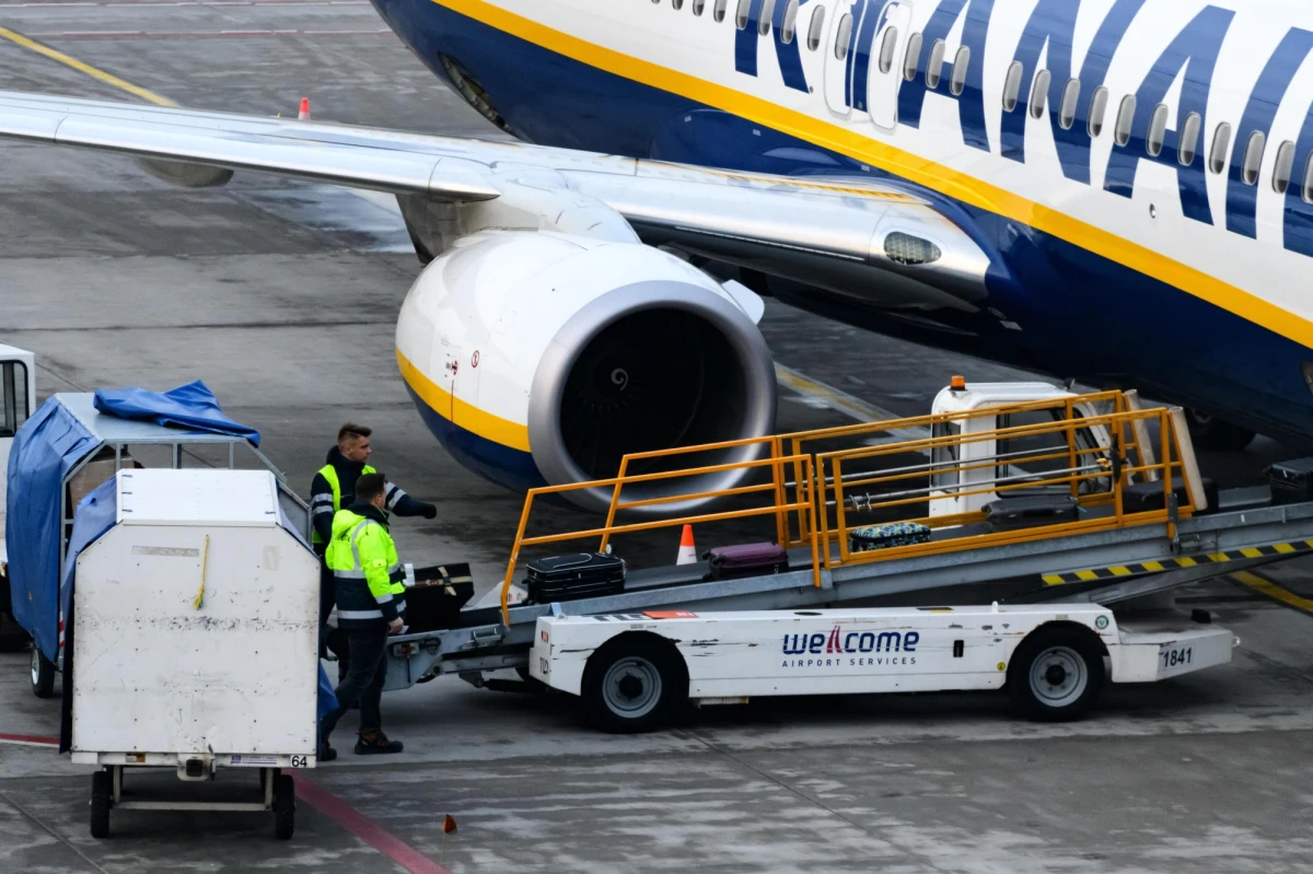 Tanie linie lotnicze Ryanair ogłosiły, że zawieszają do 8 kwietnia z powodu koronawirusa wszystkie loty do i z Włoch. W komunikacie sprecyzowano, że zawieszenie wewnętrznych lotów we Włoszech rozpocznie się w środę, a lotów międzynarodowych - w piątek.
