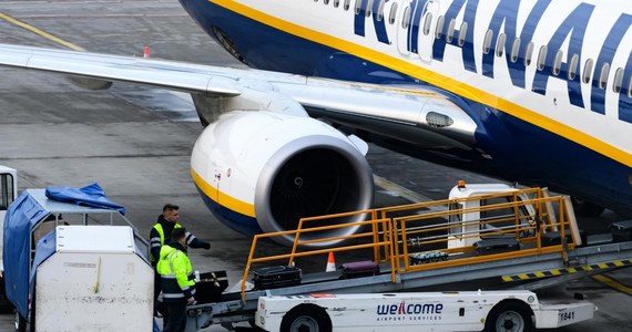 Tanie linie lotnicze Ryanair ogłosiły, że zawieszają do 8 kwietnia z powodu koronawirusa wszystkie loty do i z Włoch. W komunikacie sprecyzowano, że zawieszenie wewnętrznych lotów we Włoszech rozpocznie się w środę, a lotów międzynarodowych - w piątek.