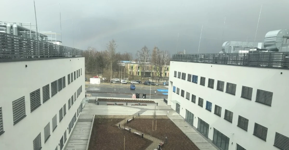 W związku z koronawirusem drastyczne ograniczenia wprowadzane są w instytucjach w Krakowie. Od jutra Uniwersytet Jagieloński odwołuje wszystkie wykłady. Odwołane zostają także wszystkie planowe przyjęcia i zabiegi w Szpitalu Uniwersyteckim w Krakowie. 