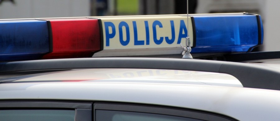 Sąd Apelacyjny we Wrocławiu skazał na 5 lat więzienia policjanta Pawła H. oskarżonego o pobicie ze skutkiem śmiertelnym zatrzymanego mężczyzny w komisariacie w Wałbrzychu. Drugi z oskarżonych, Grzegorz K., ponownie stanie przed sądem I instancji. Wyrok jest prawomocny.