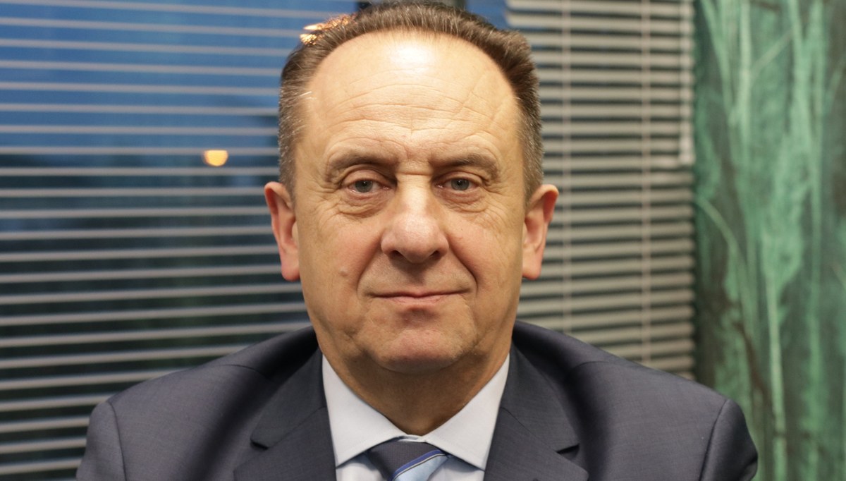„Jeżeli kilkanaście dni ta sytuacja nie była tak dramatyczna, to dane z wczoraj i przedwczoraj pokazują, że w niektórych sektorach branży turystycznej to jest 80-90 proc. anulacji” – mówił w Popołudniowej rozmowie w RMF FM wiceminister rozwoju Andrzej Gut-Mostowy, pytany o sytuację branży w obliczu epidemii koronawirusa. „To już nie są straty liczone w setkach milionów, tylko to są straty liczone w miliardach” – dodał. Zaznaczył także, że jego zdaniem najbardziej adekwatne słowo do tej sytuacji to „dewastacja”. 