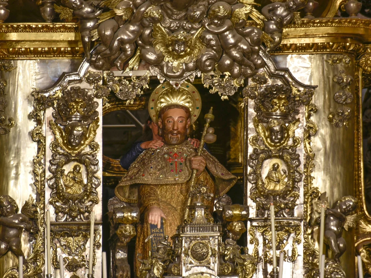 Władze kościelne zwróciły się do pielgrzymów o zaprzestanie obejmowania figury św. Jakuba Apostoła, która znajduje się w katedrze w Santiago de Compostela. Związane jest to z tradycją pątników, którzy przechodzą tak zwaną Drogę do Santiago.