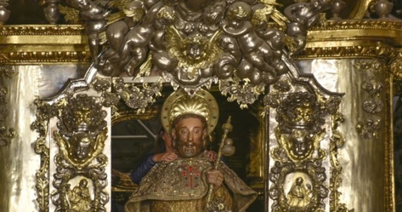 Władze kościelne zwróciły się do pielgrzymów o zaprzestanie obejmowania figury św. Jakuba Apostoła, która znajduje się w katedrze w Santiago de Compostela. Związane jest to z tradycją pątników, którzy przechodzą tak zwaną Drogę do Santiago.