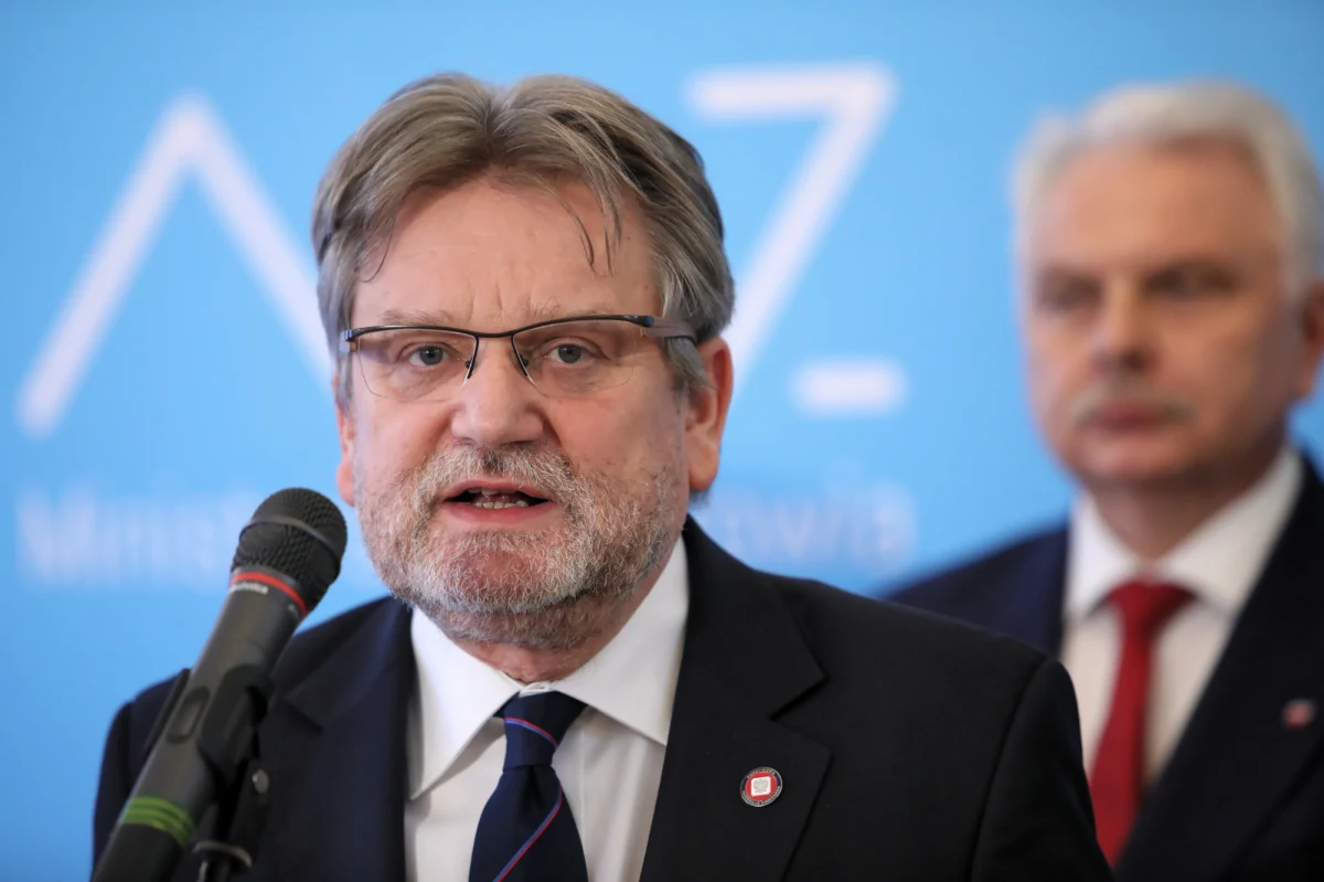 Jestem zwolennikiem zamknięcie szkół w odpowiednim czasie; podjęcie takiej decyzji będzie zależało od tego, jak rozwinie się dalsza sytuacja – mówi w "Rzeczpospolitej" Główny Inspektor Sanitarny. Jarosław Pinkas przyznał, że odwołanie zajęć szkolnych jest bardzo skomplikowaną procedurą logistyczną. Mimo to - jak wskazywał - w wielu przypadkach i zgodnie z zaleceniami Europejskiego Centrum ds. Zapobiegania i Kontroli Chorób zamknięcie szkół jest jedną z form przerywania łańcucha transmisji wirusa.