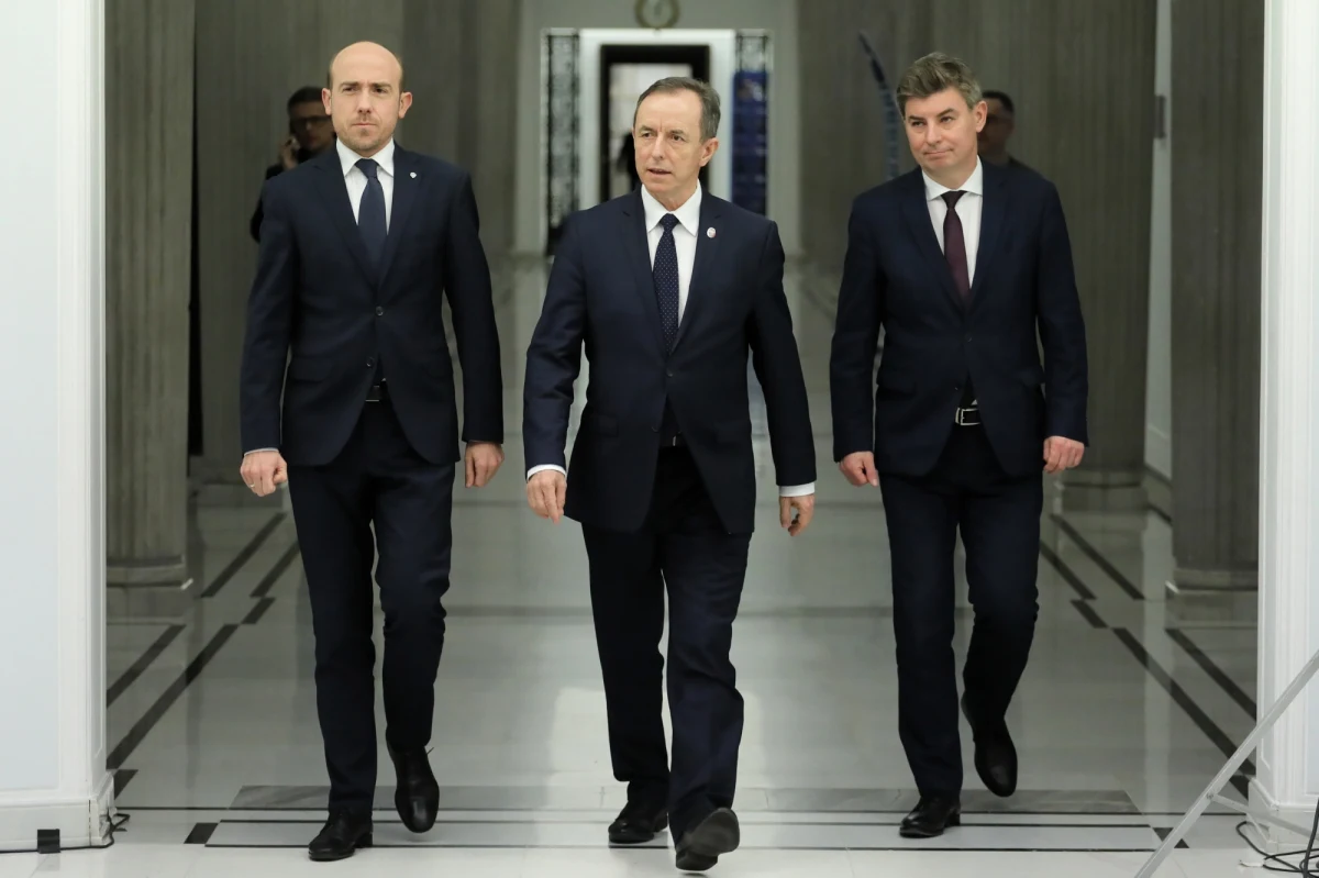 Nie cichną echa prywatnego wyjazdu do Włoch marszałka Senatu Tomasz Grodzkiego. We wtorek na konferencji prasowej zapewniał, że "nie było żadnego nieroztropnego ryzyka". Twierdził bowiem, że w czasie jego pobytu we Włoszech w promieniu 30 km od miejsca, gdzie przebywał, nie było ani jednego przypadku koronawirusa. Dodał, że po powrocie do Polski wykonał test na obecność wirusa i jego wynik był negatywny. Wieczorem w TVN24 marszałek Grodzki był dopytywany, dlaczego nie poddał się kwarantannie. "Jeśli wszyscy pójdą na kwarantannę, to gospodarka stanie" – oświadczył. Dodajmy, że towarzyszący mu w trakcie wyjazdu SOP-iści zostali skierowani na czternastodniowe "zwolnienie z obowiązków".