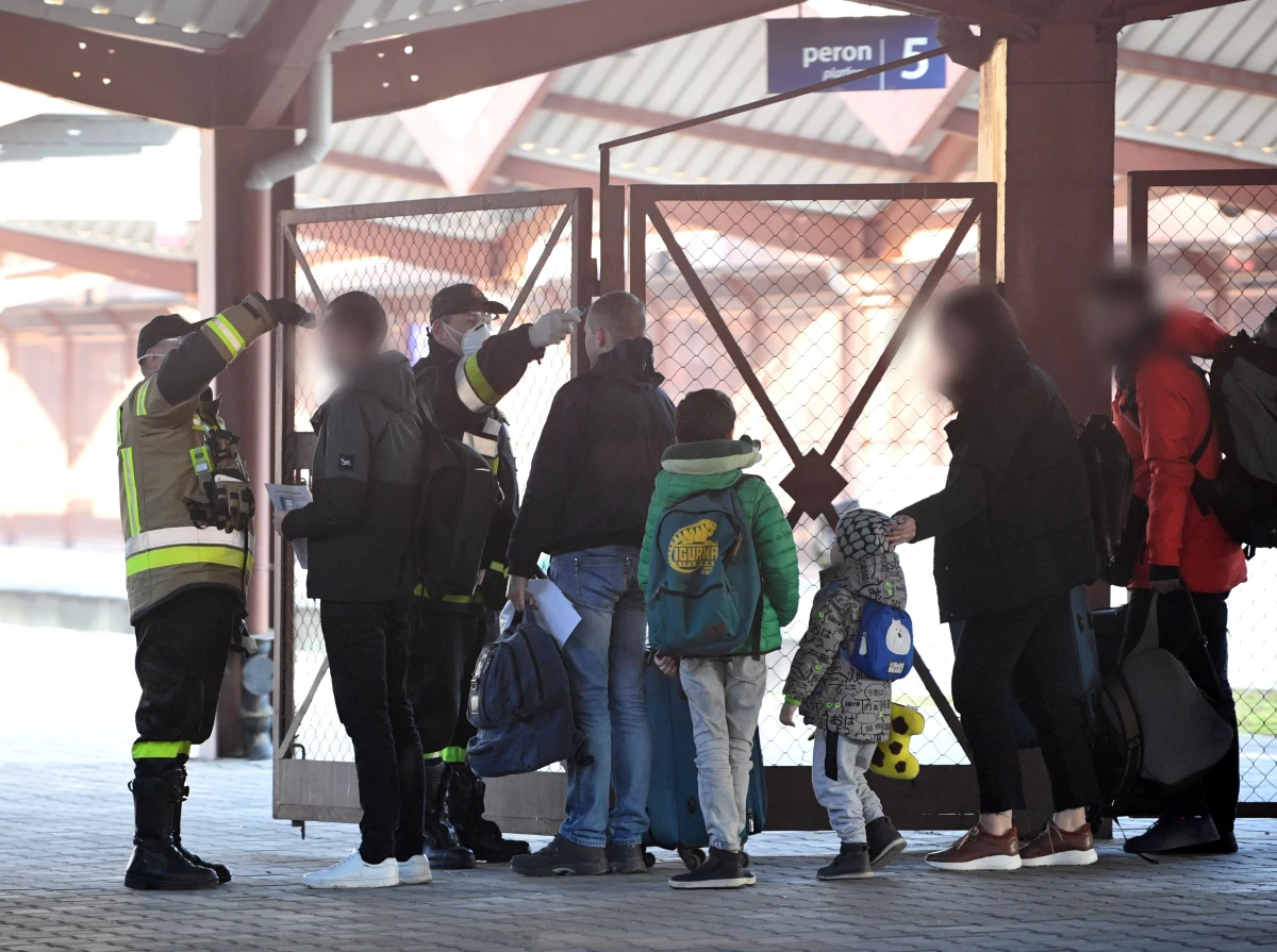 Czy alkohol chroni przed koronawirusem? Czy paczki z Chin są niebezpieczne? Czy psy i koty mogą przenosić koronawirusa? Czy trzeba jeść czosnek, żeby nie zarazić się koronawirusem? Między innymi na takie pytania ws. koronawirusa można znaleźć na stronie pacjent.gov.pl.  